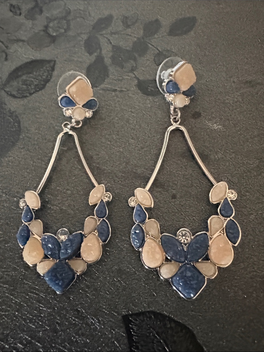 VINTAGE SPECKLED BLUE LAND CREAM CHANDELIER SILVER-TONE DROP POST 2.75" EARRINGS